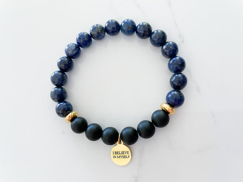 believe bracelet top view with 8mm lapis lazuli beads and onyx beads, non tarnish gold plated spacer beads, and 18k gold plated stainless steal I Believe in myself everlur charm